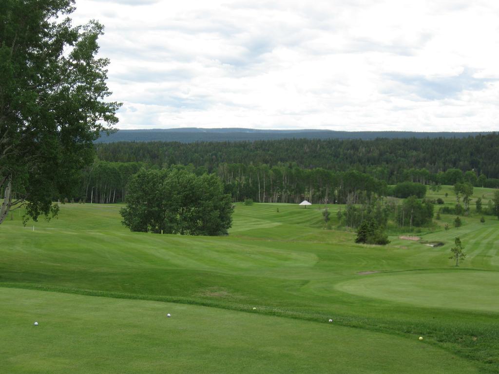 The 108 Golf Resort 108 Mile Ranch Exterior photo